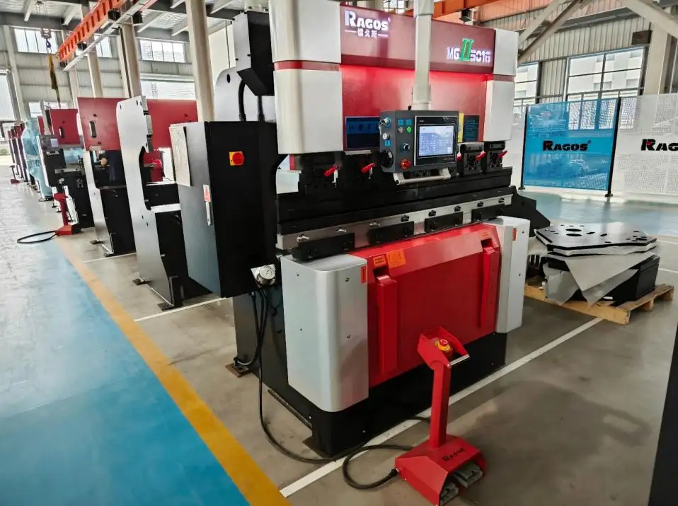 Máquina de Dobra de Painéis CNC