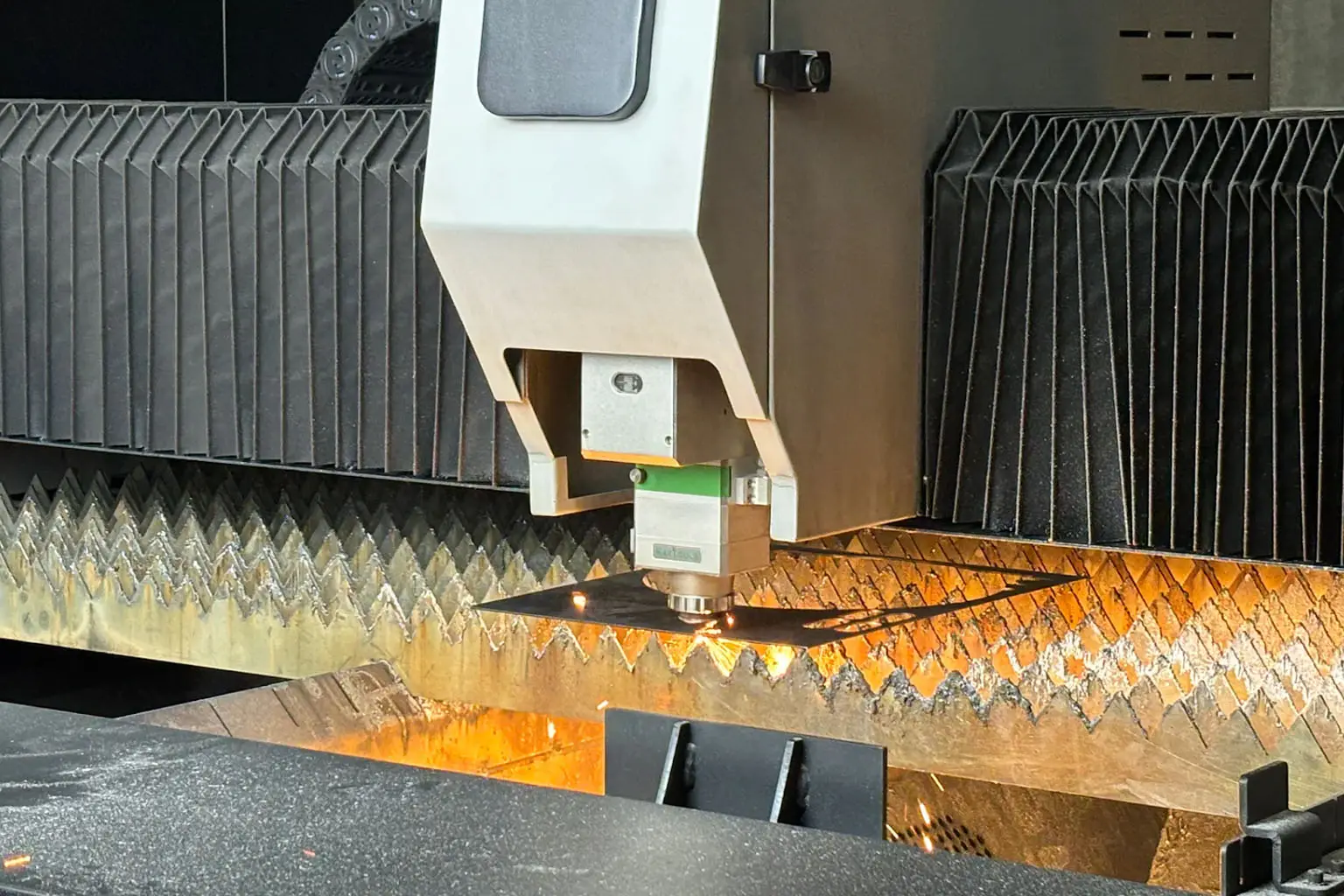 Espessura de corte a laser de fibra: Qual a espessura de um laser de fibra pode cortar?